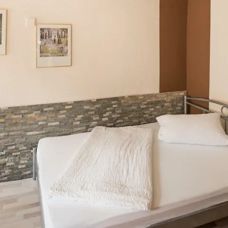 Gaestezimmer Strauss منزل للإقامة *